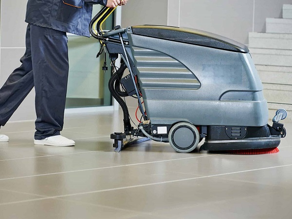 Pulizie post cantiere con macchinario a Milano