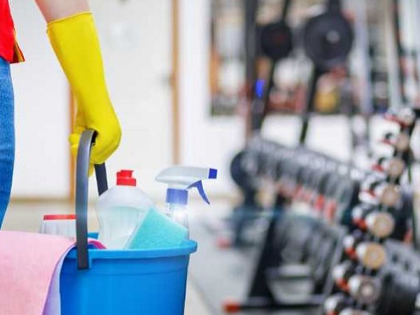 Addetta effettua la pulizia di una palestra a Milano